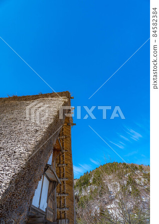 [World Heritage] Shirakawa-go in winter, a gassho-style house and a blue sky [Gifu Prefecture] 84582384