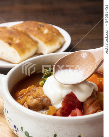 Sprinkle cheese sauce on tomato stew 84583452