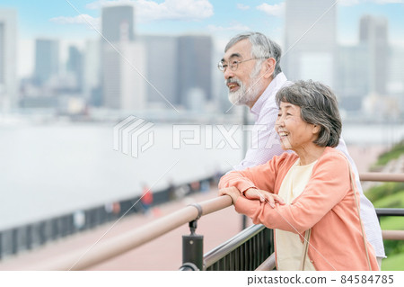 Senior couple walk 84584785