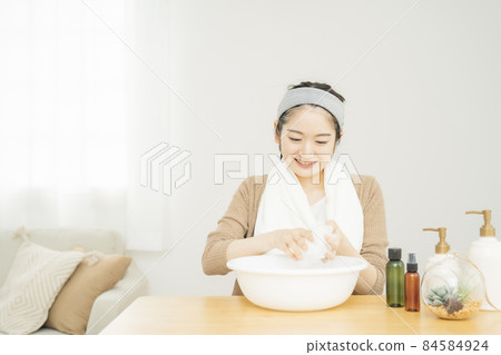 Female, face wash, lather Female, face wash, lather 84584924