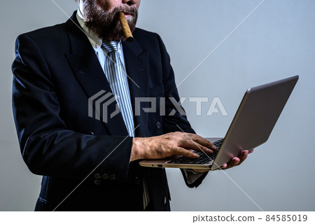 操作筆記本電腦的老人，行政職位，壓力，威脅投訴，反社會的黑人公司，黑幫 84585019