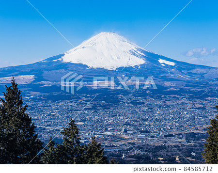Mt. Fuji and the cityscape seen from the scenic point of Mt. Ashigara 84585712