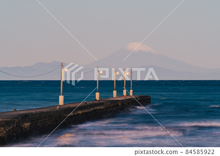 The tip of the Okamoto pier where the lamp was lit and Mt. Fuji The tip of the Okamoto pier where the lamp was lit and Mt. Fuji 84585922