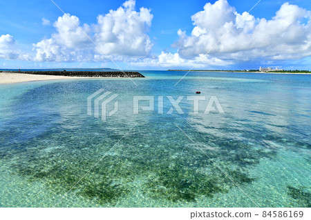 Looking toward Yonaha Maehama from the cat's tongue beach (Miyakojima City, Okinawa Prefecture) [2020.9] 84586169