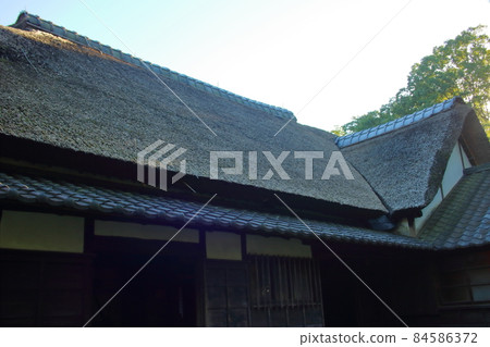 結合茅草屋頂和瓦片的屋頂 84586372