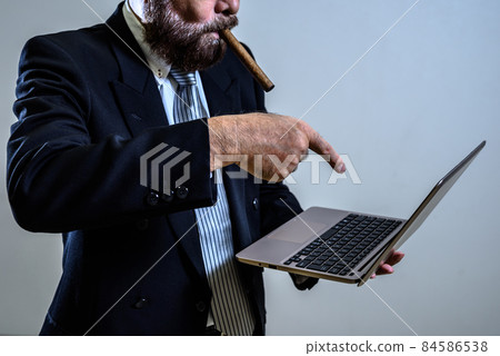 一個老人指著筆記本電腦生氣,誹謗,威脅投訴,反社會的黑人公司,流氓 一個老人指著筆記本電腦生氣,誹謗,威脅投訴,反社會的黑人公司,流氓 84586538