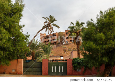 Fence and iron gates. 84587069