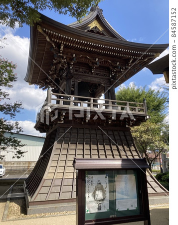 是東京都清瀨市的長明寺的鐘樓。 是東京都清瀨市的長明寺的鐘樓。 84587152