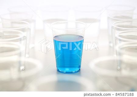 瓶和杯有色水 瓶和杯有色水 84587188