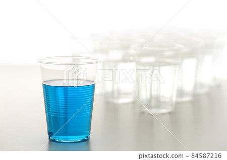 瓶和杯有色水 瓶和杯有色水 84587216