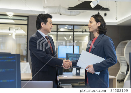 Business scene handshake venture capital photography cooperation: WEEK Shibadaimon (Sun Frontier Fudousan) 84588199