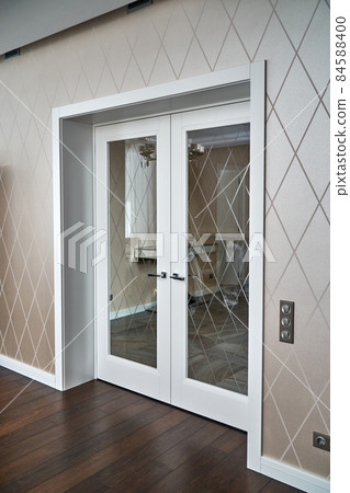 Trendy glass doors with rhombus pattern in apartment 84588400