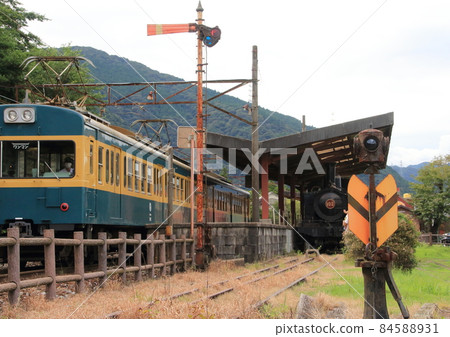 Up train departing from Nishifujiwara Station on the Sangi Railway Sangi Line 84588931
