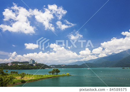 The scenery of Sun Moon Lake in the morning is a famous attraction in Nantou, Taiwan. 84589375
