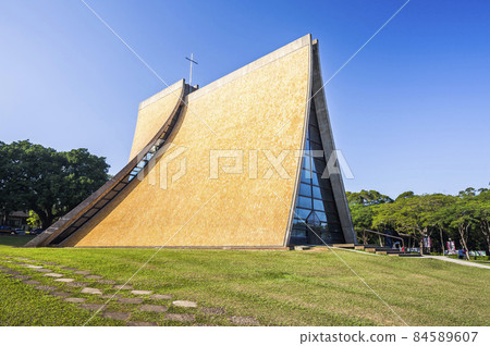 Building view of the Luce Memorial Chapel at Tunghai University in Taichung, Taiwan. It was designed by architects I. M. Pei and Chi-Kuan Chen. 84589607