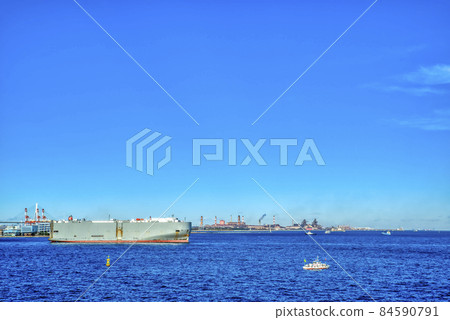 Scenery of Yokohama Port Giant tanker Scenery of Yokohama Port Giant tanker 84590791
