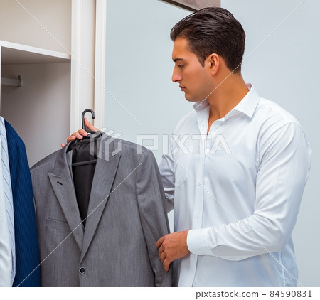 Businessman dressing up for work 84590831