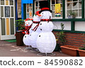 Parents and children of snowmen lined up in front of a famous store in Omachi, Omachi City, Nagano Prefecture 84590882