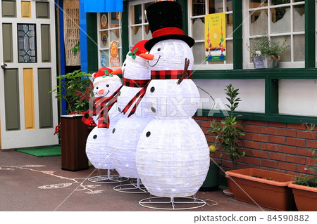 Parents and children of snowmen lined up in front of a famous store in Omachi, Omachi City, Nagano Prefecture 84590882