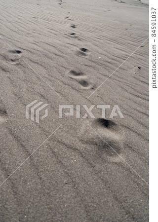 Footprints on the sandy beach Footprints on the sandy beach 84591037