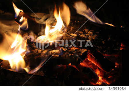 Bonfire flame　 84591084