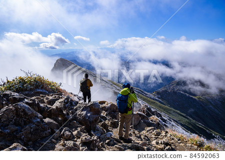 從白雪覆蓋的谷川山頂眺望風景的人 84592063