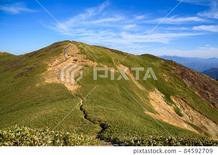Blue sky and Tanigawa mountain range, Sennokurayama 84592709