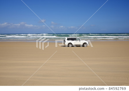 世界上最大的沙島弗雷澤島 75 英里長的白色沙灘超過 100 公里 84592769