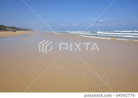 世界上最大的沙島弗雷澤島 75 英里長的白色沙灘超過 100 公里 84592779