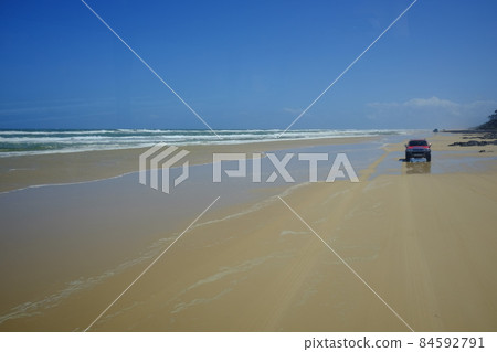 75 miles of long white sand over 100km on Fraser Island, the world's largest sand island 84592791
