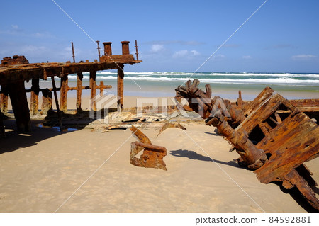 Maheno,一艘沉船,位於世界上最大的沙島弗雷澤島(世界遺產地)75 英里的海灘上 Maheno,一艘沉船,位於世界上最大的沙島弗雷澤島(世界遺產地)75 英里的海灘上 84592881