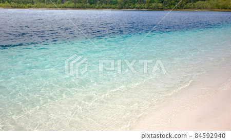 Lake Mckenzie, one of the world's most transparent freshwater lakes on Fraser Island (a World Heritage Site), the world's largest sand island 84592940