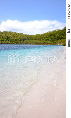 麥肯齊湖，世界上最大的沙島弗雷澤島（世界遺產地）上世界上最透明的淡水湖之一 84592942