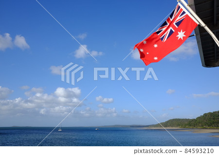 The world's largest sand island, Fraser Island, Australia, a long beach, a rainforest, a transparent lake, and other attractive World Heritage Sites 84593210