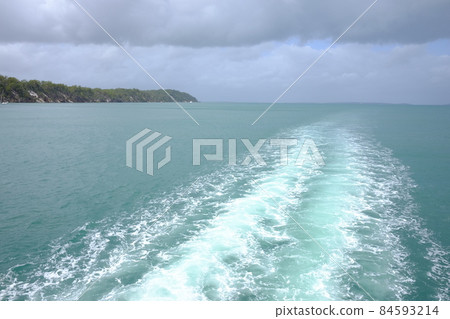 The world's largest sand island, Fraser Island, Australia, a long beach, a rainforest, a transparent lake, and other attractive World Heritage Sites 84593214