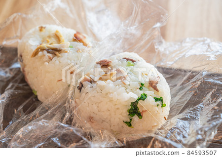 用保鮮膜包裹的鯖魚飯糰 用保鮮膜包裹的鯖魚飯糰 84593507