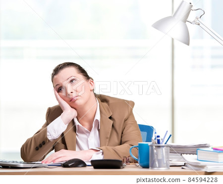 Businesswoman working in the office Businesswoman working in the office 84594228