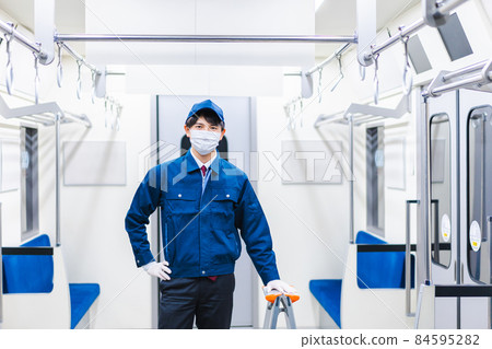 做火車維修的男性技術人員 84595282