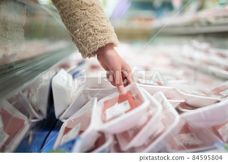 Children's hands picking up products at the supermarket 84595804