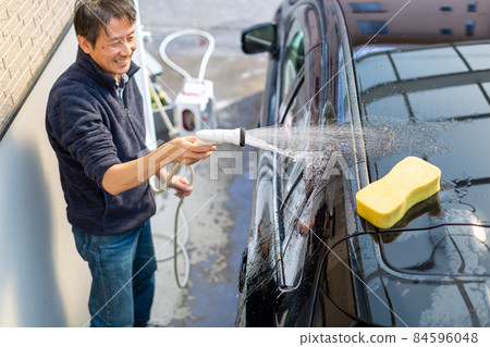 一個洗車的男人 84596048