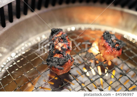 烤過頭燒焦的烤肉 烤過頭燒焦的烤肉 84596997