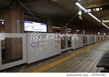 Subway and platform doors 84597497
