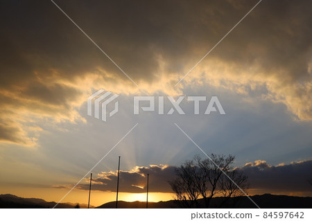 The sun's rays are illuminated by the clouds 84597642