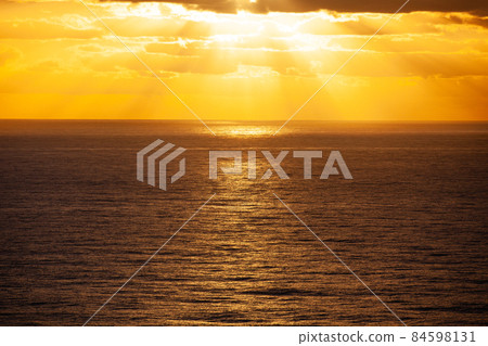 拜倫灣的朝日,從大陸最東端突出的海角,在這裡可以看到澳大利亞大陸最早的日出 拜倫灣的朝日,從大陸最東端突出的海角,在這裡可以看到澳大利亞大陸最早的日出 84598131