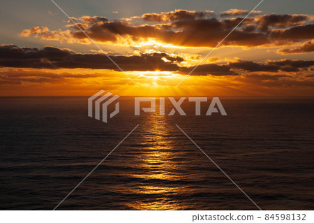 拜倫灣的朝日,從大陸最東端突出的海角,在這裡可以看到澳大利亞大陸最早的日出 拜倫灣的朝日,從大陸最東端突出的海角,在這裡可以看到澳大利亞大陸最早的日出 84598132