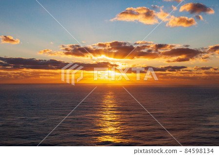 Asahi of Byron Bay, a cape protruding from the easternmost tip of the continent where you can see the earliest sunrise on the Australian continent Asahi of Byron Bay, a cape protruding from the easternmost tip of the continent where you can see the earliest sunrise on the Australian continent 84598134