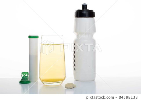 Sports plastic flask and vitamins. Soluble vitamins and minerals. Isotonic in a glass. Sports plastic flask and vitamins. Soluble vitamins and minerals. Isotonic in a glass. 84598138