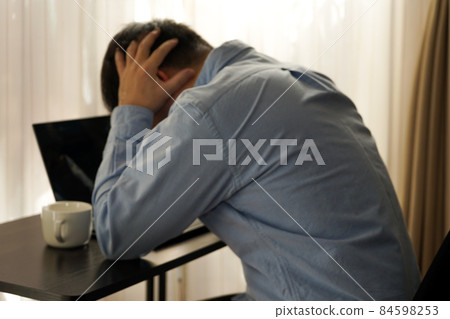 抱著頭的男人 84598253