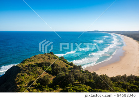 拜倫灣的塔洛海灘,大陸最東端的海角,在這裡可以看到澳大利亞大陸最早的日出 拜倫灣的塔洛海灘,大陸最東端的海角,在這裡可以看到澳大利亞大陸最早的日出 84598346