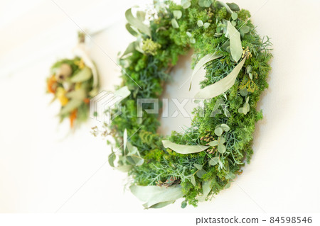 桉樹和 Himrosugi 綠色天然花環和贓物 桉樹和 Himrosugi 綠色天然花環和贓物 84598546